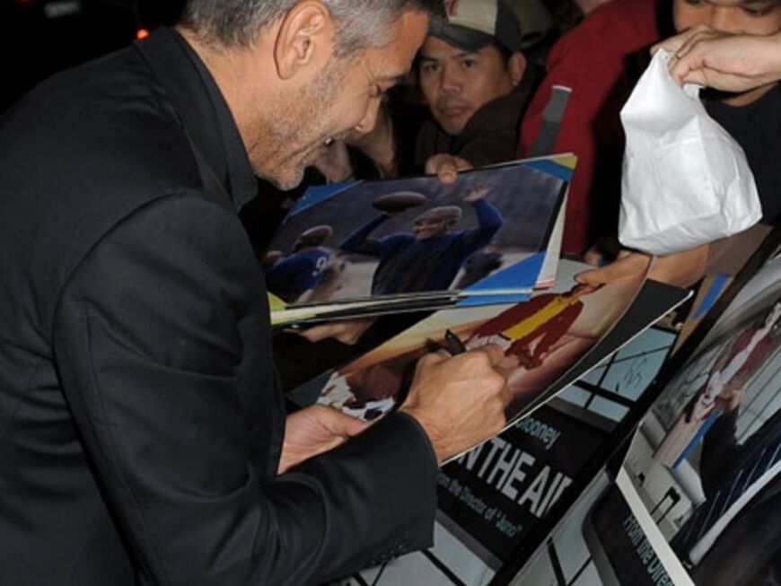 George Clooney versorgt die anwesenden Fans mit Autogrammen