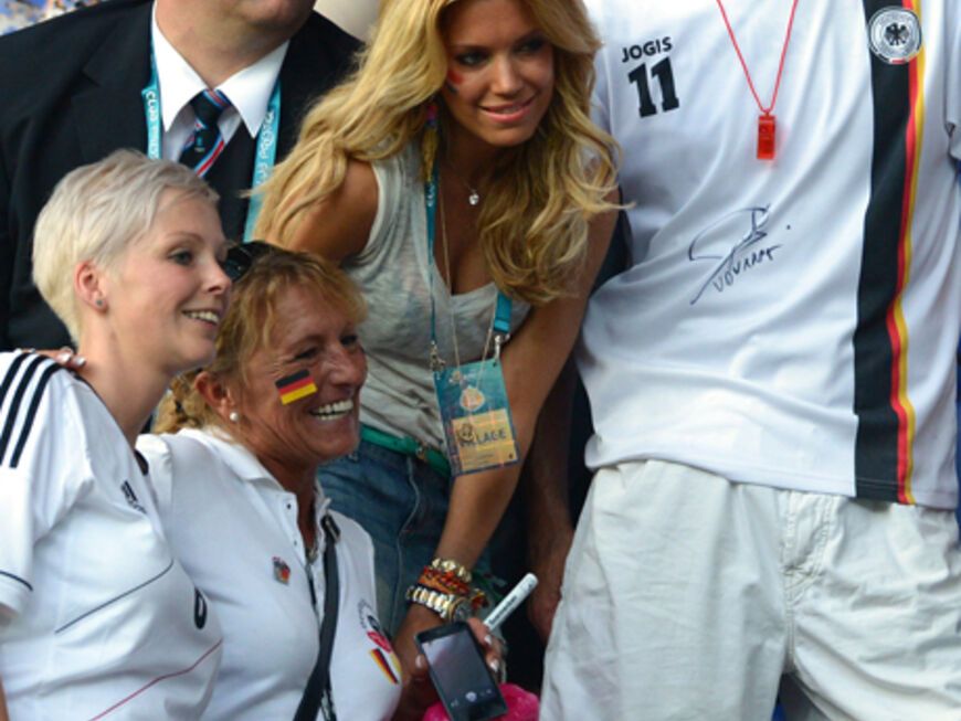 Sylvie ließ sich während des Spiels sogar mit deutschen Fußball-Fans fotografieren