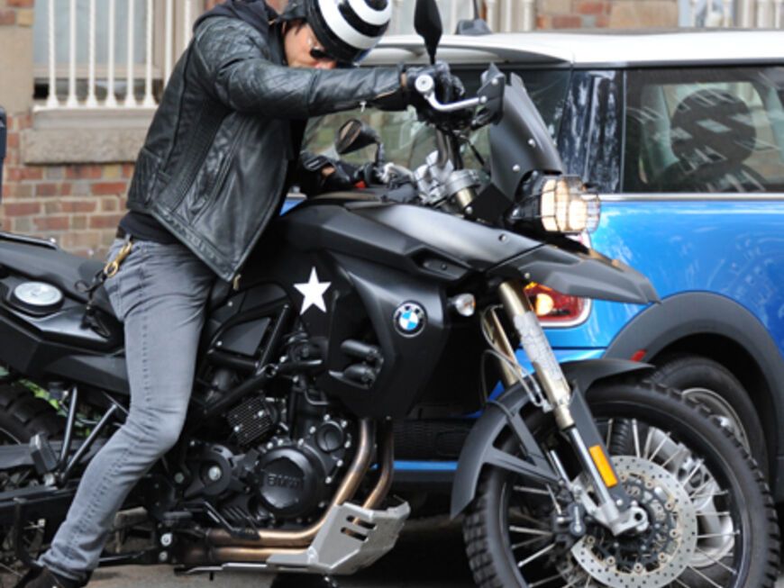 Cooler Typ: Justin Theroux cruist auf seiner BMW durch die Straßen
