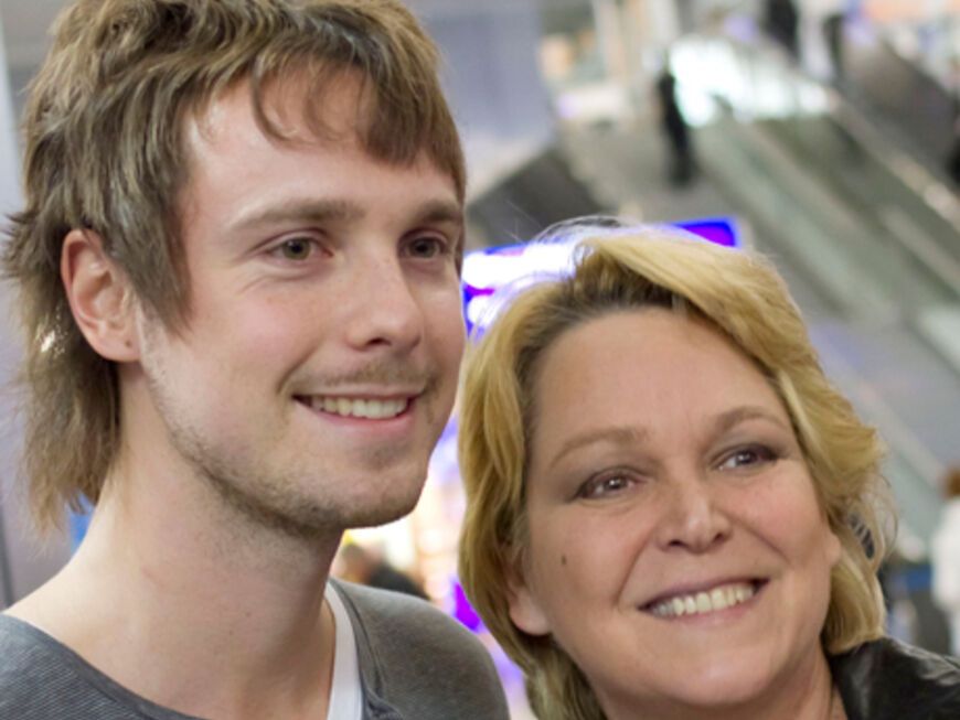 Begleitete seine Mutter zum Flughafen: Sascha Leiß im Arm von Ramona