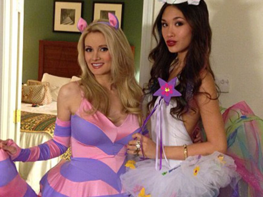 Hey, sexy Mama! Ex-Playmate Holly Madison kaschiert ihren kleinen Babyauch unter ihrem Outfit. Sie ist übrigens die Katze "Cheshire" aus "Alice im Wunderland"