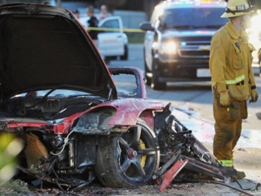 Furchtbar: Angeblich soll Paul Walker in dem roten Porsche GT lebendig verbrannt sein
