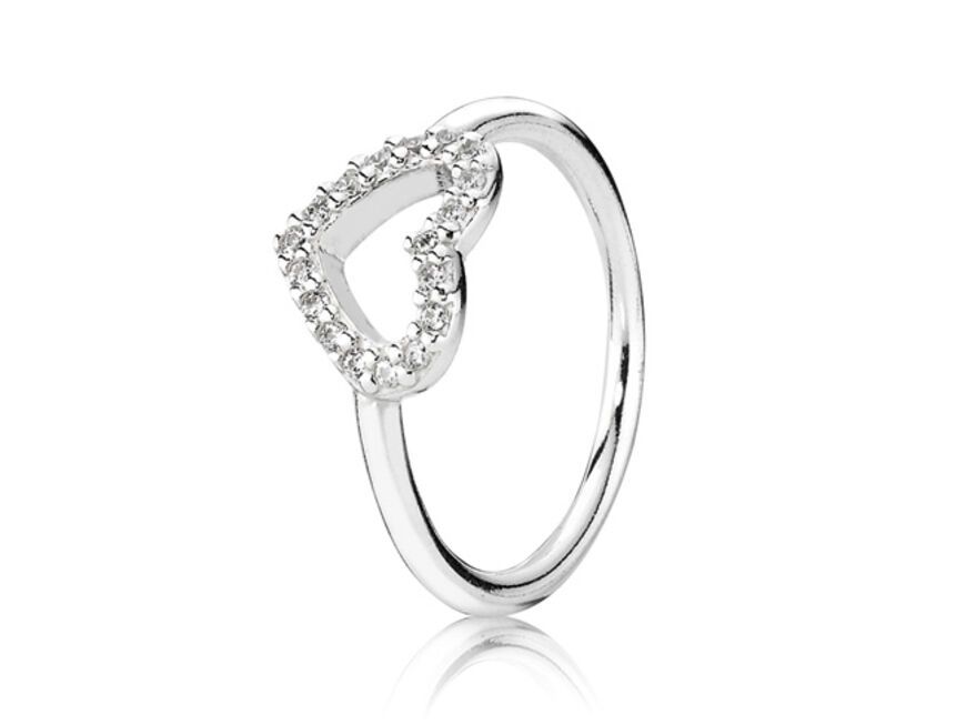 Diamonds Are A Girls Best Friend: Sorgt garantiert für Jubelschreie: Ring aus Sterlingsilber mit Zirkonia-Steinen von Pandora, ca. 50 Euro