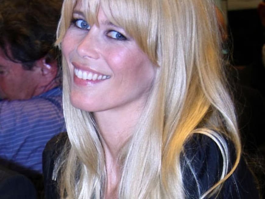 Claudia Schiffer strahlt über das ganze Gesicht. Zwar gehört sie mit ihre 39 Jahren schon zum "alten Eisen" in der Branche - ist aber dennoch gefragt wie zuvor