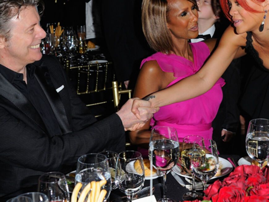 Hier treffen Stars auf Stars: Rihanna begrüßt David Bowie und dessen Frau Iman
