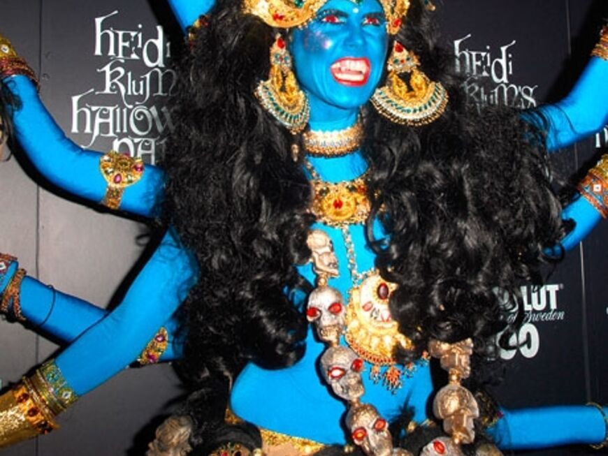 Heidi als Hindu-Gottheit Kali. Vier Stunden dauerte die Verwandlung. "Ich habe mich selbst geschminkt", erklärte das Topmodel stolz
