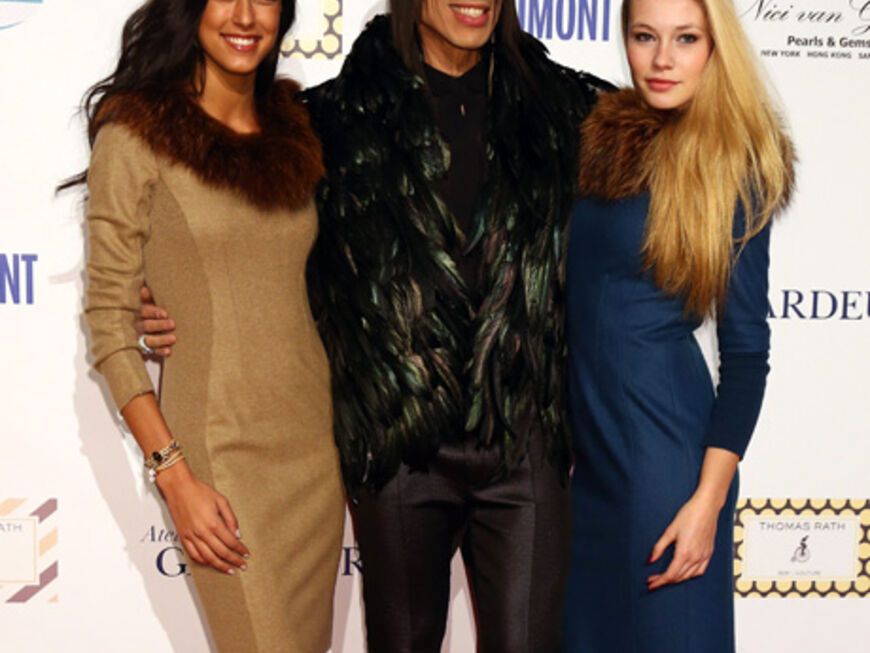 Model Rebecca Mir und Amelie Klever und "GNTM"-Juror Jorge Gonzalez bei der Fashionshow von Thomas Rath