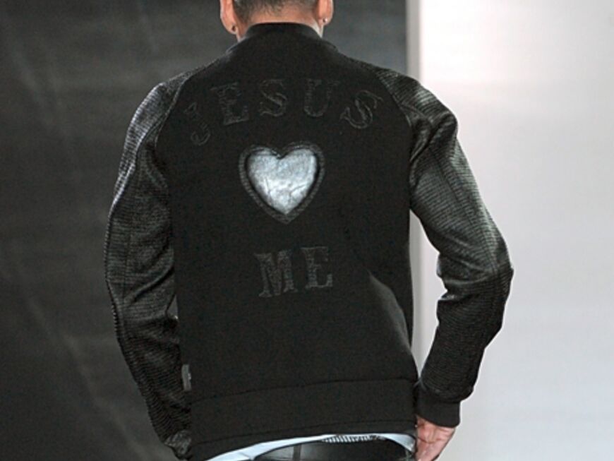 Der Designer trug eine Jacke mit dem Aufdruck: "Jesus loves me"