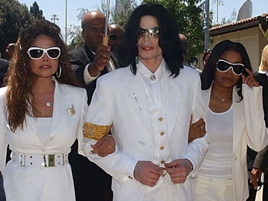 Der Sänger und seine Familie kleideten sich für den Prozess ganz in Weiß