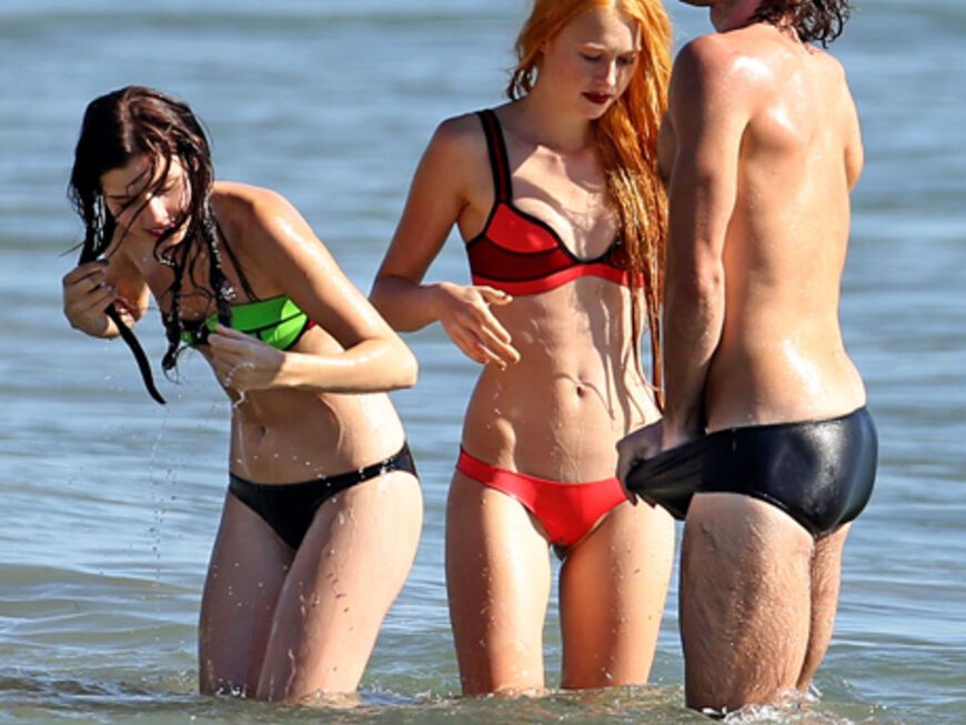 Zwei von Heidis neuen "GNTM"-Mädchen planschen im Meer vor Malibu, während sich eins der Männermodels beherzt in die Badehose greift