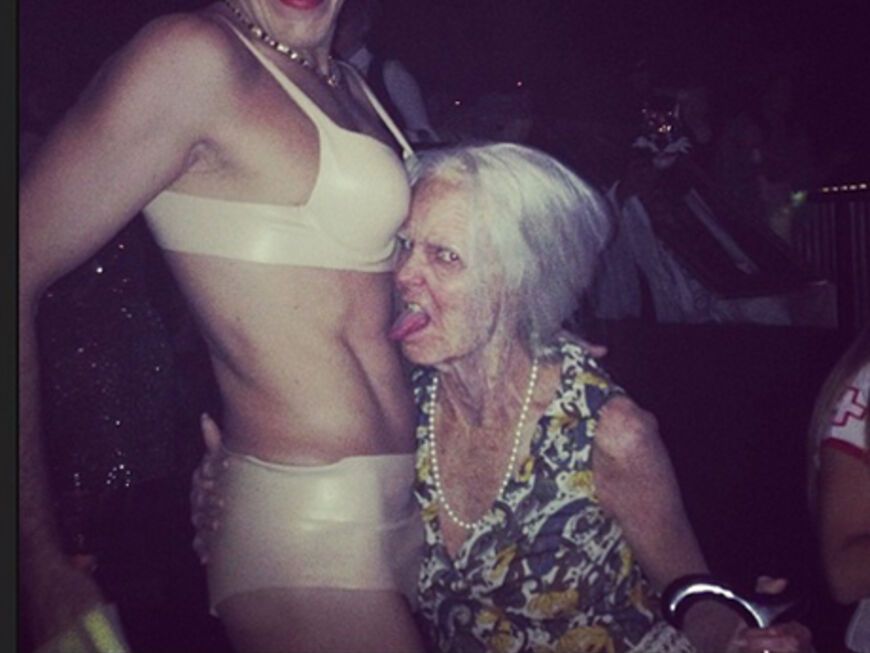 Die "Model-Oma" geht sogar auf Tuchfühlung mit Miley... äh... Perez Hilton!