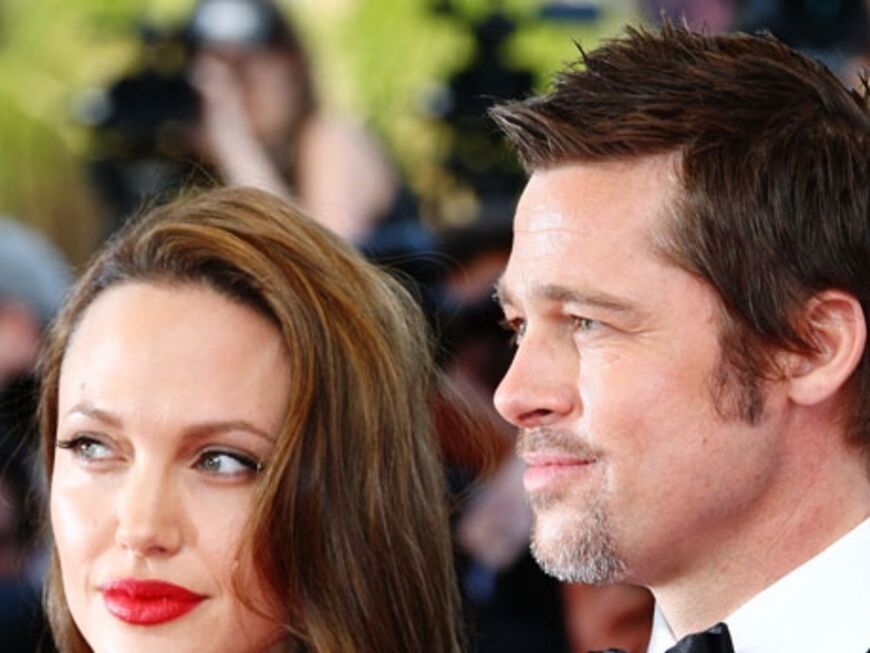 Pünktlich zur Premiere von "Inglorious Basterds" laufen Brad Pitt und Angeline Jolie gemeinsam über den roten Teppich 