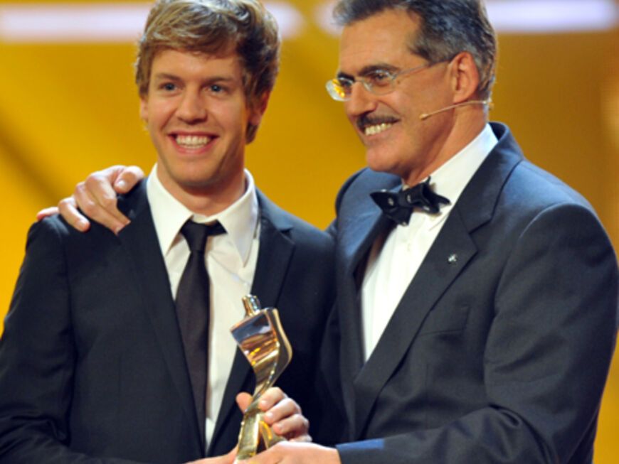 Motorsportdirektor Mario Theissen überreicht dem Sportler des Jahres,´  Formel 1-Weltmeister Sebastian  Vettel, die goldene Trophäe