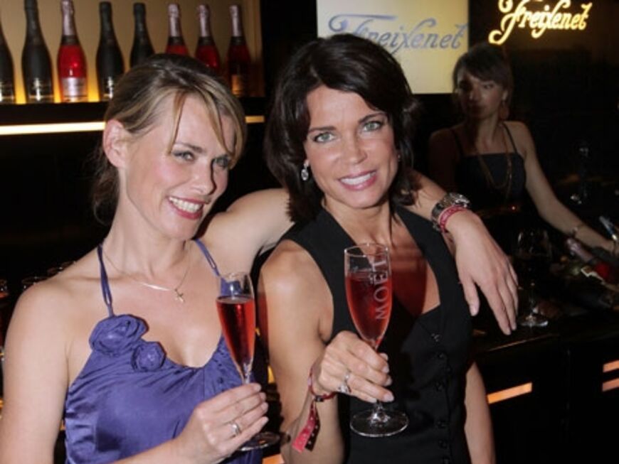 Die Schauspielerinnen Andrea Luetke und Gerit Kling vergnügen sich an der "Freixenet"-Bar