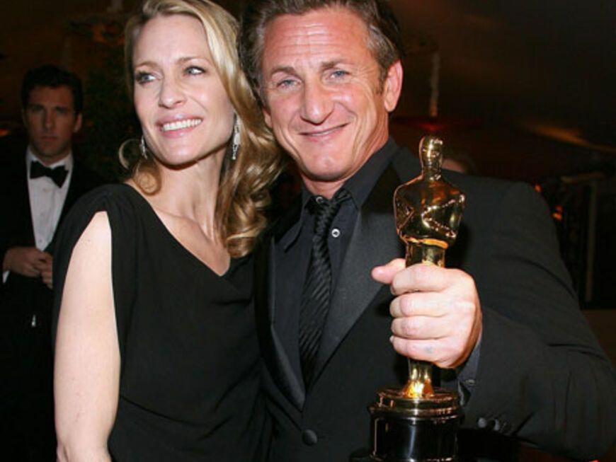 Nicht mal ein halbes Jahr hielt das Ehe-Glück nach den Oscars 2009. Sean Penn gewann für "Milk" als "bester Hauptdarsteller" - und erwähnte seine Frau Robin Wright nicht in der Dankesrede. Ein erstes Anzeichen? Sechs Monate später trennte sich das Paar