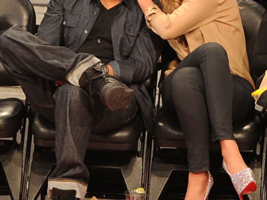 Was gibts denn dan zu flüstern? Musik-Mogul Jay-Z und seine frisch erblondete Ehefrau Beyonce Knowles sind schon lange große Basketball-Fans