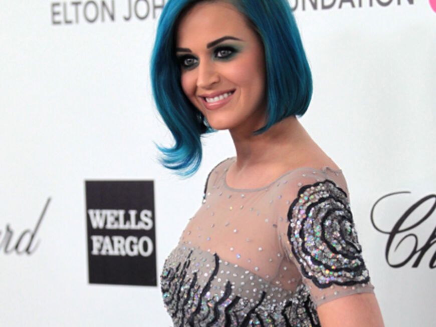 Passend zur aktuellen Haarfarbe wählte Popstar Katy Perry eine Robe von Blumarine. Cool!