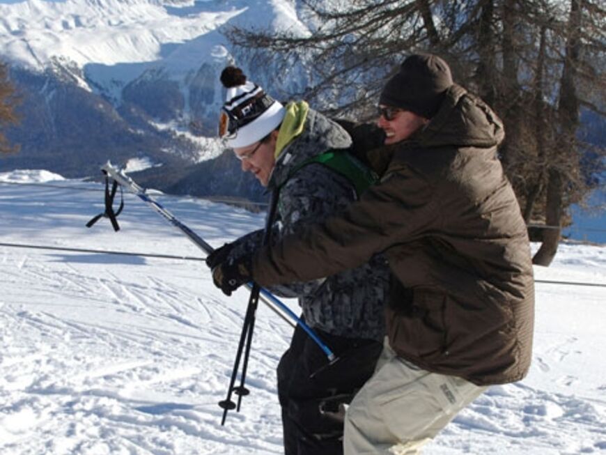Elton und Stefan Raab im Doppelpack auf Skiern