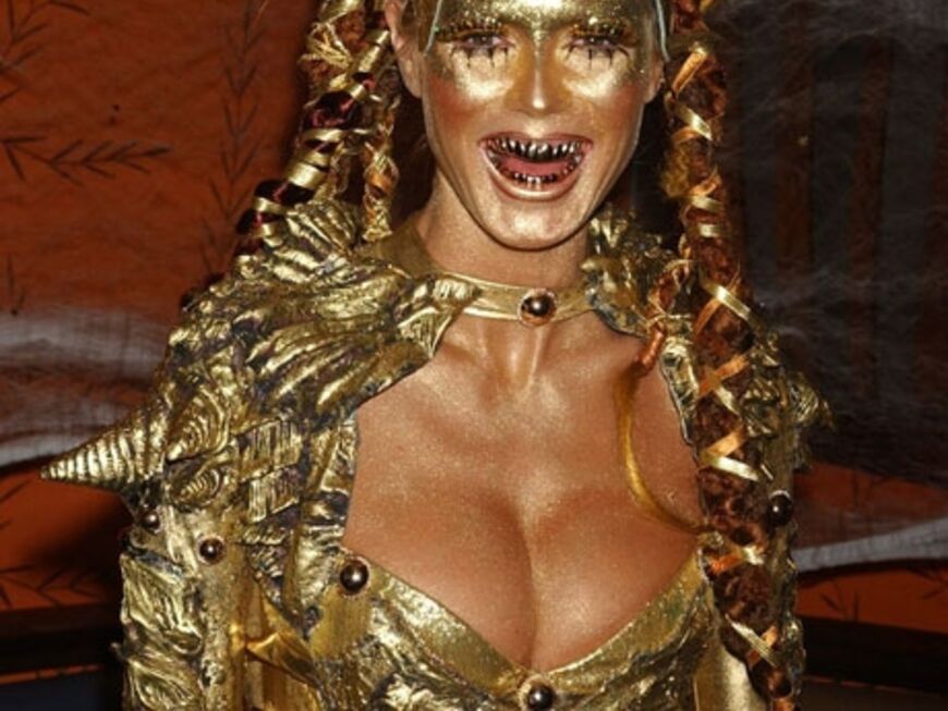 2003 kommt Heidi Klum in einem hautengenen Gold-Outfit und fiesem Gebiss zu ihrer Party ...