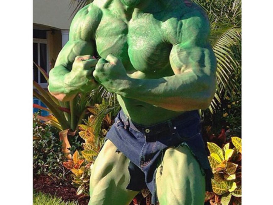 Alle Jahre wieder - feiern die Promis ausgelassen Halloween. Auch jetzt  schmeißen sich die Stars in ausgefallene Outfits - so wie hier Schauspieler "The Rock" als "Hulk"