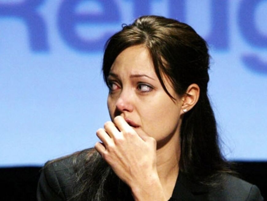Am 20.6.2003 kämpft sie bei einer Pressekonferenz zum Weltflüchtlingstag in Washington mit den Tränen