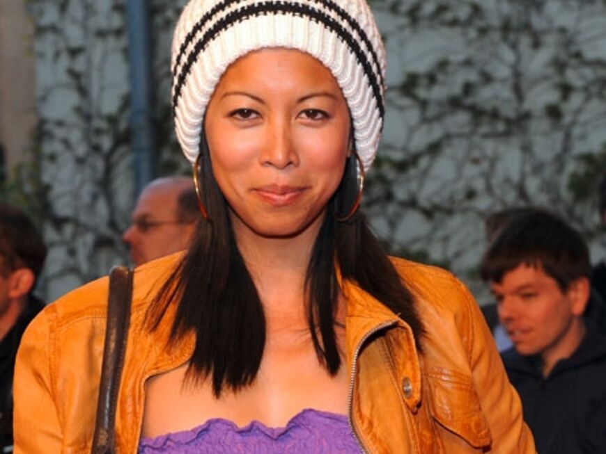 Minh-Khai Phan-Thi betont ihre dunklen Haare mit einem Modell in Weiß