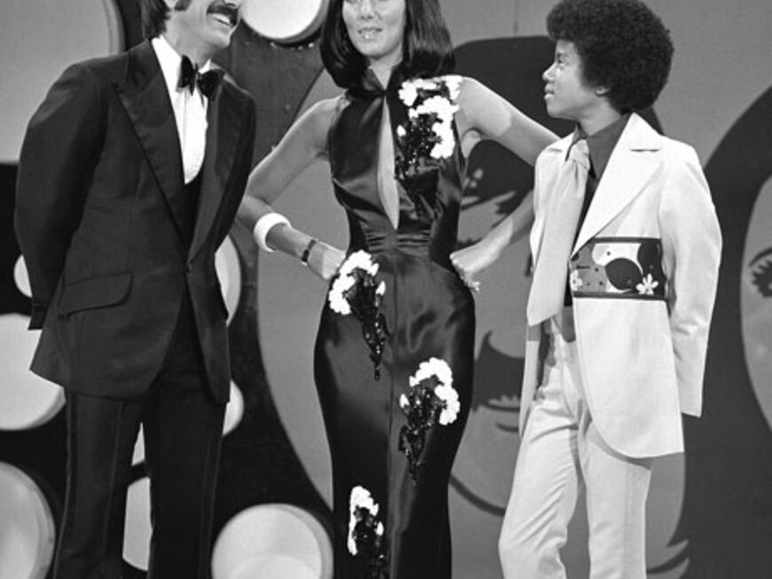 Michael Jackson scherzt mit Cher und Sonny Bono - er musste schon früh erwachsen werden. Der Popstar sprach später von einer sehr traurigen Kindheit