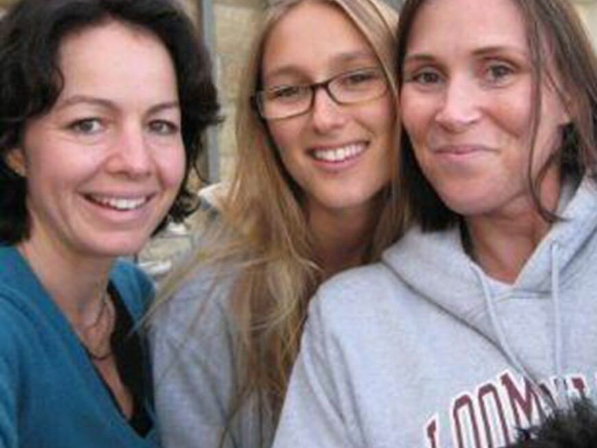 Jasmine (Mitte) studierte am  College von Santa Barbara. Viel ist über die 23-Jährige nicht bekannt