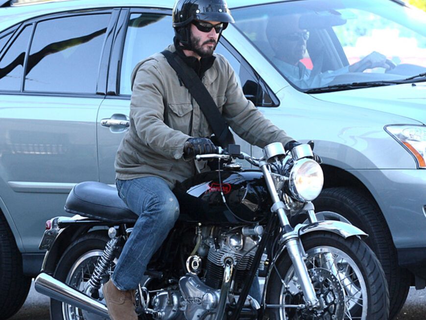 Brumm, bruuuum: Er ist cooler als die Polizei erlaubt - auch mit Motorradhelm. Hollywood-Star Keanu Reeves ist auf seinem´  Zweirad unterwegs durch Los Angeles