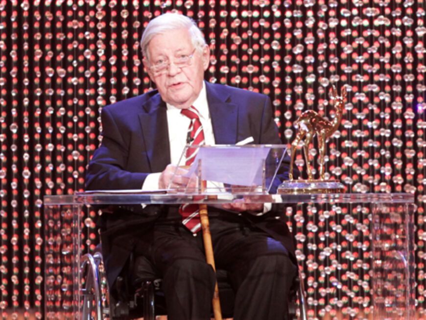 Bewegendster Moment der Bambi-Verleihung: Alt-Bundeskanzler Helmut Schmidt nimmt den Millennium Bambi 2011 entgegen