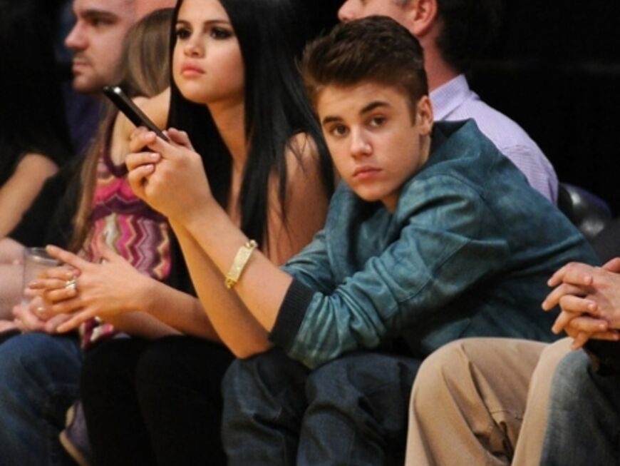 Es hat sich ausgebiebert! Selena Gomez verlässt Justin Bieber. 2013 verbrachte er bis auf ein paar geheime Treffen ohne sie und geriet außer Rand und Band, während Selena sich um ihre Karriere kümmert´ 