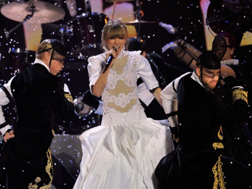 Taylor Swift legte eine atemberaubende Show aufs Parkett. Erst unschuldig in Weiß ...