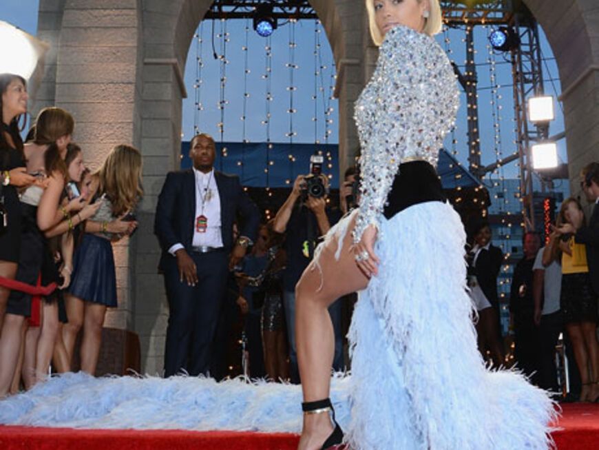 Rita Ora kam mit XXL-Schleppe ins Baclays Center in New York