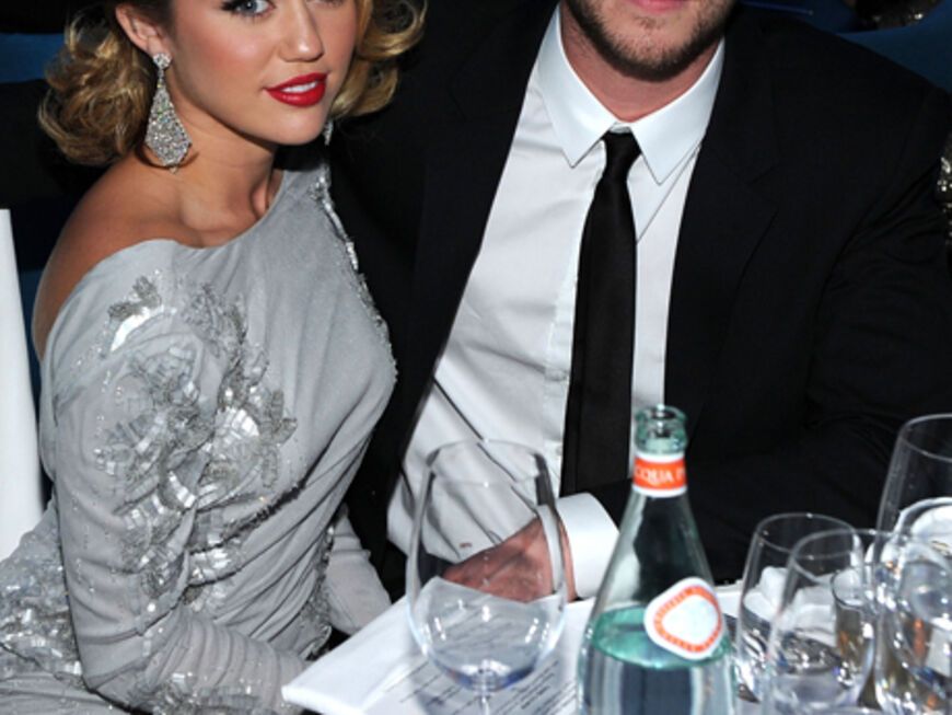 Gemeinsam mit ihrem Freund, Schauspieler Liam Hemsworth besuchte sie die Elton John Aftershow-Party