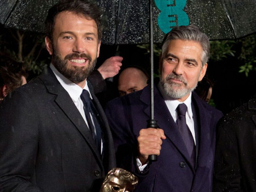 George Clooney macht den Schirmträger für seinen Kumpel Ben Affleck