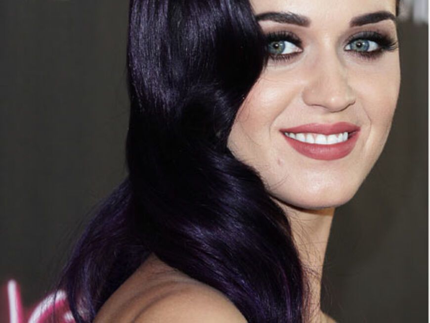 Katy Perry hat ihren ganz eigenen Kopf. So trägt sie neuerdings rabenschwarzes Haar mit einem violetten Schimmer. Wow!