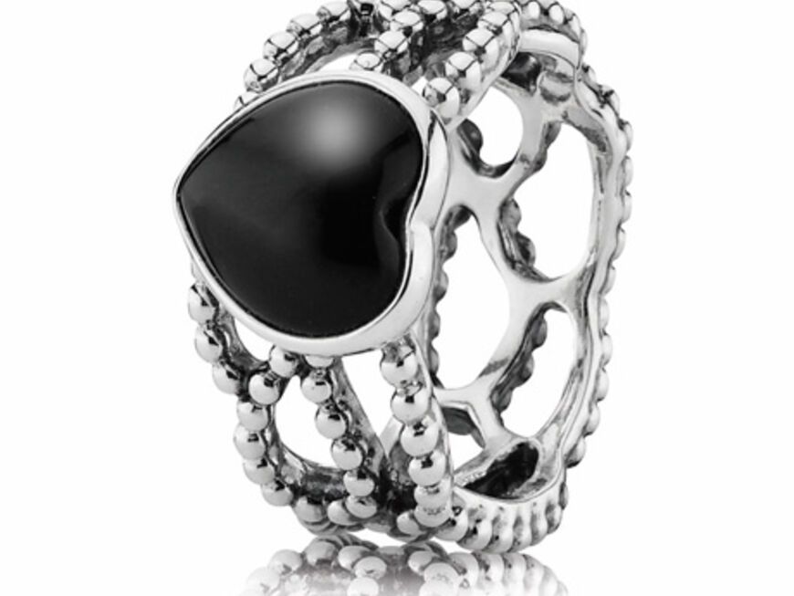 3. September 2012: Schenk mir dein Herz! Ring aus gezwirntem Sterling-Silber mit schwarzem Onyx-Herz von Pandora, ca. 80 Euro