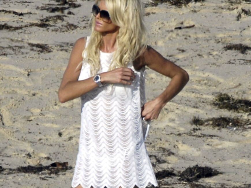 Ganz allein sonnte sich hingegen das schwedische Model Victoria Silvstedt am Strand von St. Barth