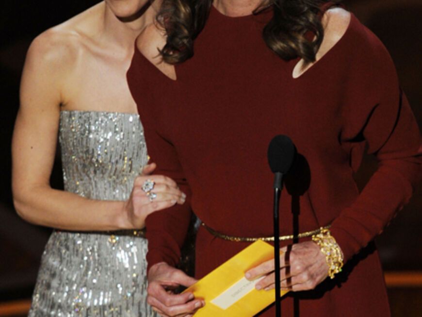 Gemeinsam mit der Vorjahres-Siegern in der Kategorie "Beste Regie", Kathryn Biegelow, überreicht Hilary Swank den Oscar an Tom Hooper ("The King's Speech")