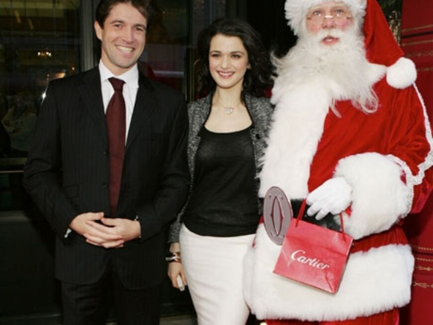 Schauspielerin Rachel Weisz posiert mit einem Freund und dem Weihnachtsmann