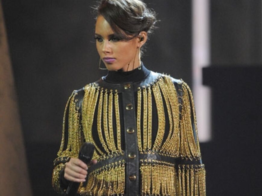 Alicia Keys im strengen Outfit