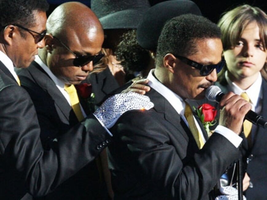 Jacksons Geschwister verabschiedeten sich von ihrem Bruder auf der Bühne mit den Worten: "Er wartet im Himmel auf uns." Es flossen viele Tränen