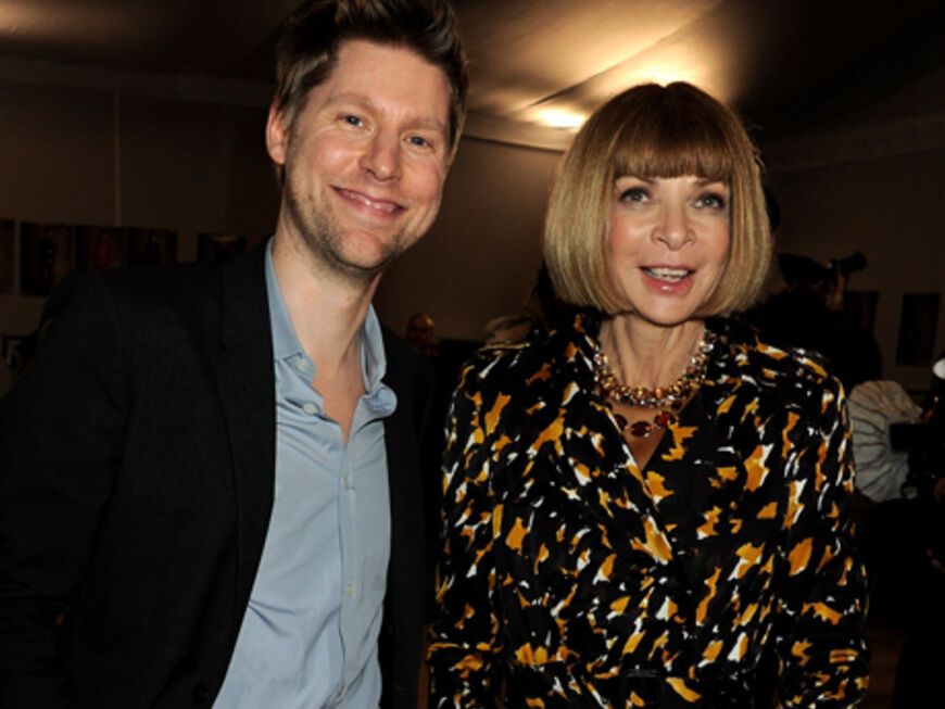US Vogue Chefredakteurin Anna Wintour gratuliert Burberry Chefdesigner Christopher Bailey zur gelungenen Show