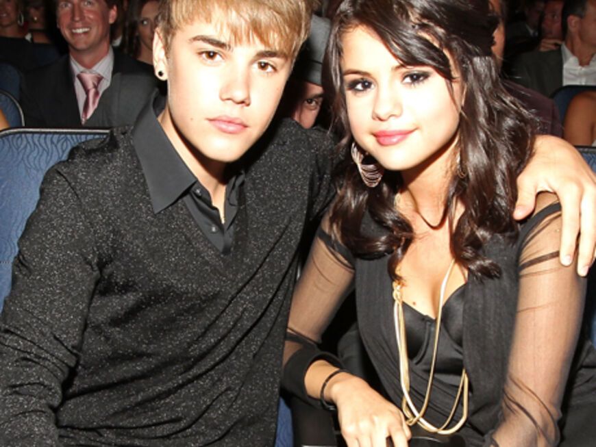Und auch bei den Hollywood-Jungstars gibt es schon erste Paare: Justin Bieber und seine Freundin Selena Gomez sind schwer verliebt