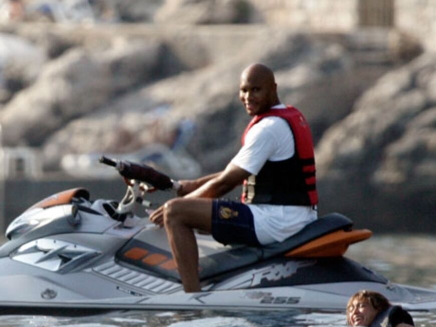 Sport muss sein: Beyoncé schwimmt neben dem Jet-Ski
