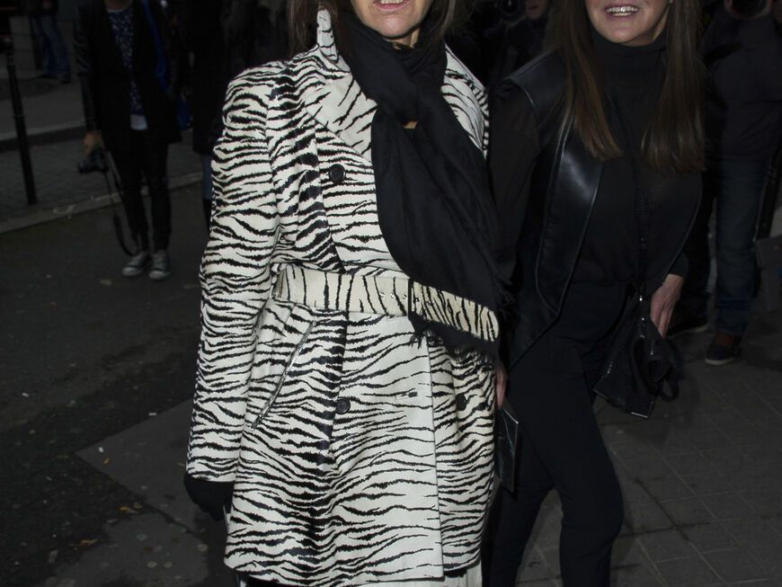 Modejournalistin Carine Roitfeld schreibt über Mode, beweist bei diesem Outfit aber kein Gespür dafür. Ein Zebra-Mantel zum Kuhfell-Rock? Zurück in den Zoo!