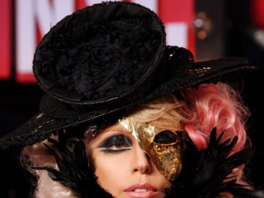 Bei nur einem Event wechselte Lady GaGa mehrmals ihr Outfit. Immer wieder überraschte sie mit gewagten Kreationen