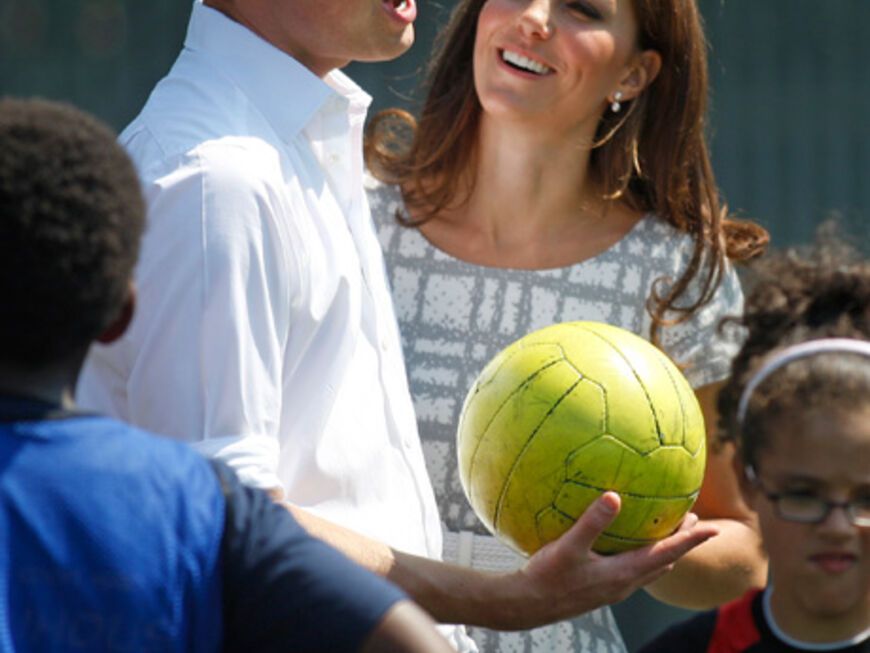 Herzogin Kate und Prinz William stimmen sich schon mal auf die Olympischen Spiele ein. In London besuchte das royale Paar gemeinsam mit Prinz Harry eine Sportschule - und zeigte sich dabei selbst richtig sportbegeistert