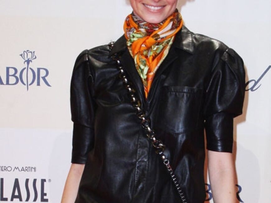 Frisch erblondet: Topmodel Eva Padberg kam mit platinblondem Haar, smokey Eyes und Lederoutfit zur Party