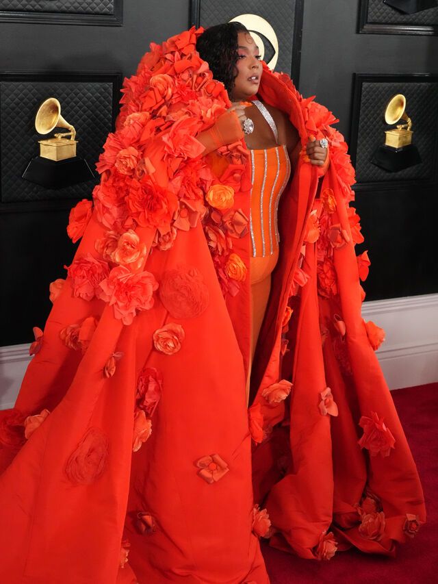 Lizzo posiert bei den Grammys